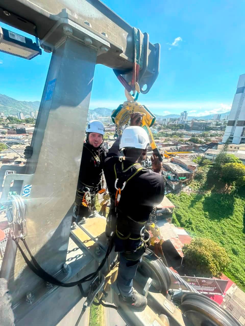 佩雷拉空中纜車一度有16人受困於車廂內。Alcaldía de Pereira@Facebook 佩雷拉空中纜車一度有16人受困於車廂內。Alcaldía de Pereira@Facebook