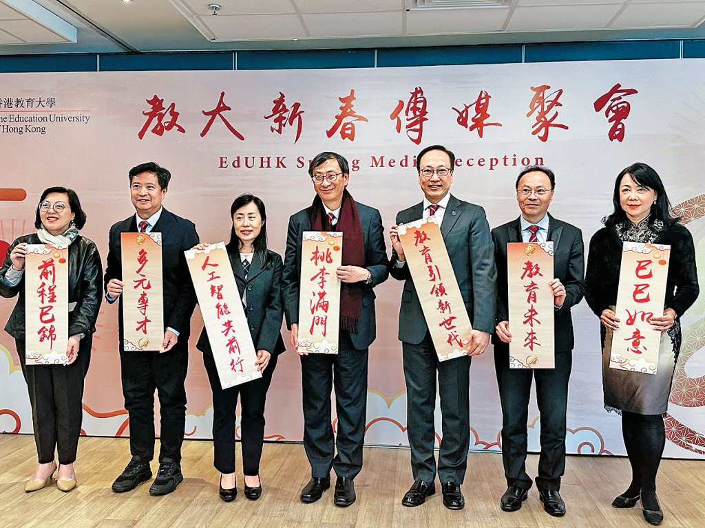 政府擬削減大學撥款以應對財赤,李子建(中)稱,教大願意與政府「風雨同舟、攜手並進、共渡時艱」,亦會不斷思考如何開源節流,但未有計劃削減教職員人手。
