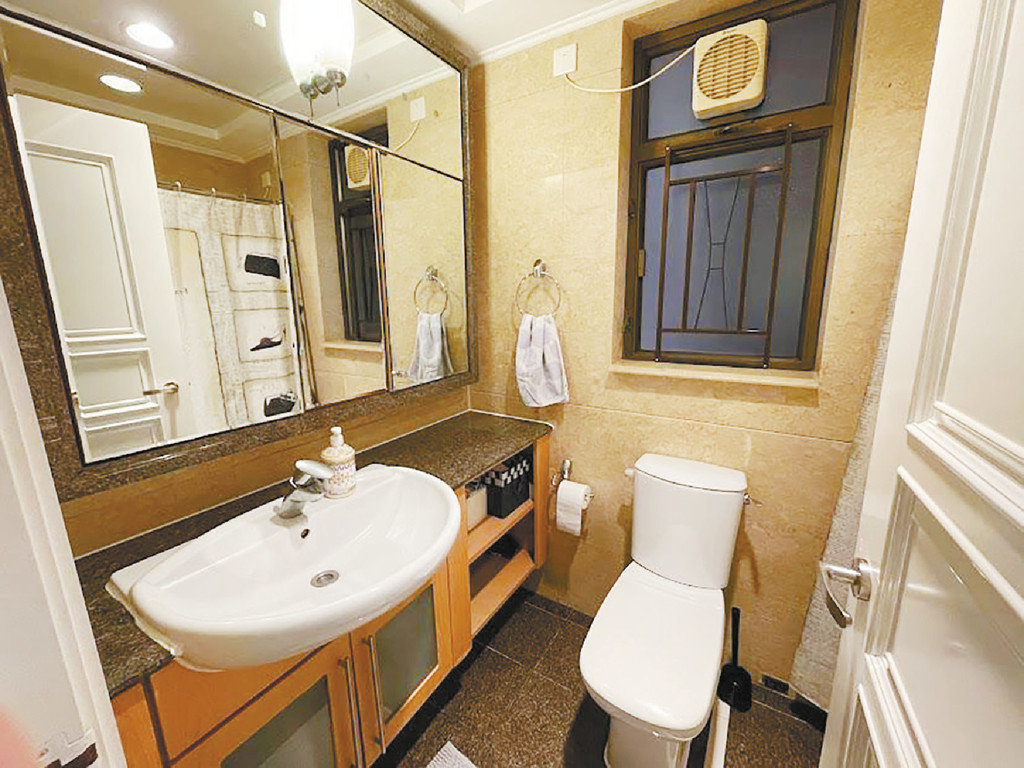 ■浴室配有小窗及抽氣扇，可保持室內乾爽。