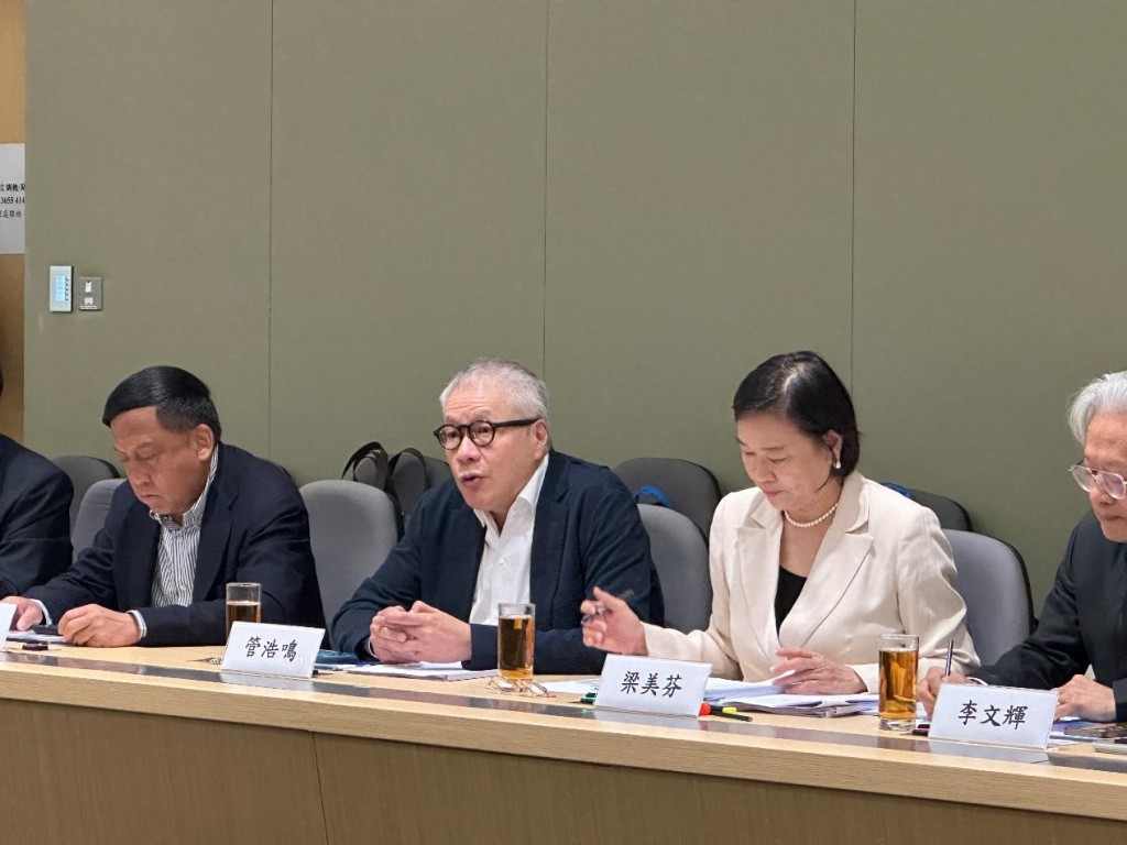 梁美芬教授率領七名立法會議員及十二名核心成員,前往政府總部向政制及內地事務局局長謝小華正式提交《就香港特別行政區經濟和社會發展第一個五年規劃——發展民間外交融入及服務國家大局建議書》。 梁美芬教授率領七名立法會議員及十二名核心成員,前往政府總部向政制及內地事務局局長謝小華正式提交《就香港特別行政區經濟和社會發展第一個五年規劃——發展民間外交融入及服務國家大局建議書》。
