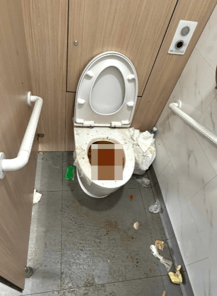 鹹田灣咸田公廁的馬桶遺下疑似排泄物，衞生惡劣。Threads@charlie_chfan