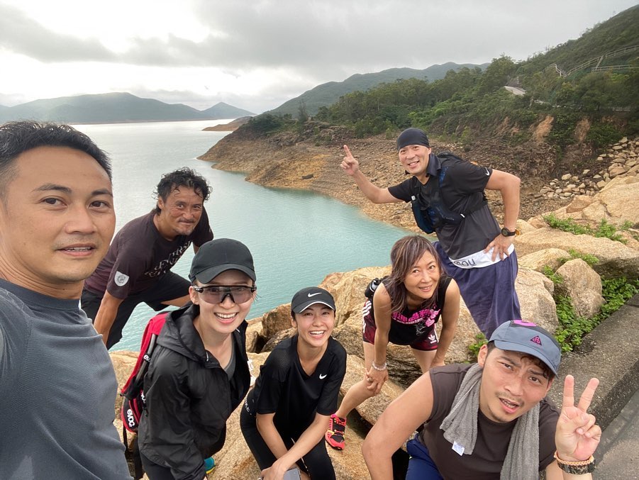 湯怡第一次清晨跟周家怡and friends跑山。