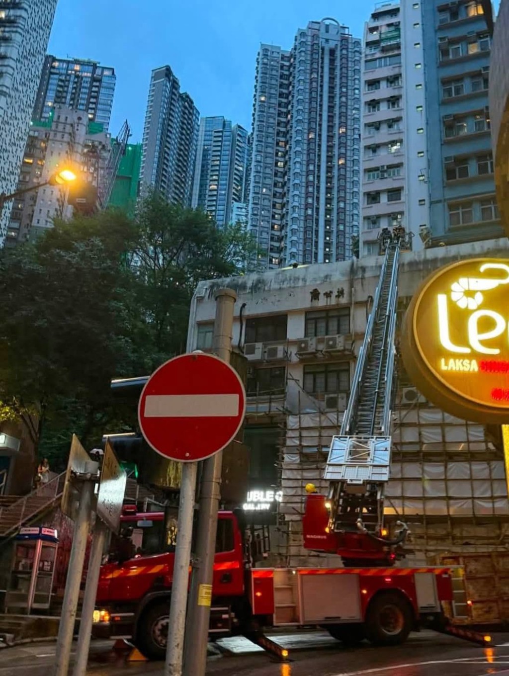 消防出動雲梯,協助將遺體帶返地面。FB:黃開@消防群組 消防出動雲梯,協助將遺體帶返地面。FB:黃開@消防群組
