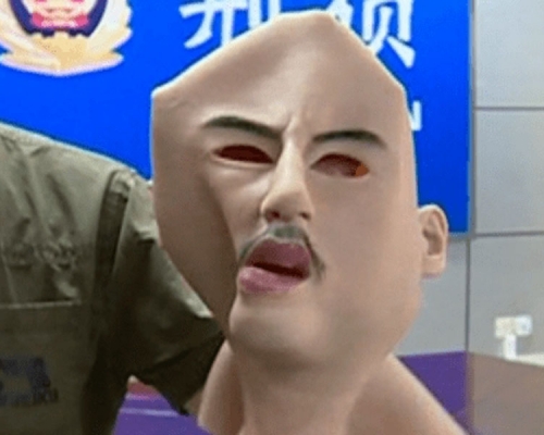 廣東佛山有竊賊戴人皮面具在網吧犯案。(網圖)