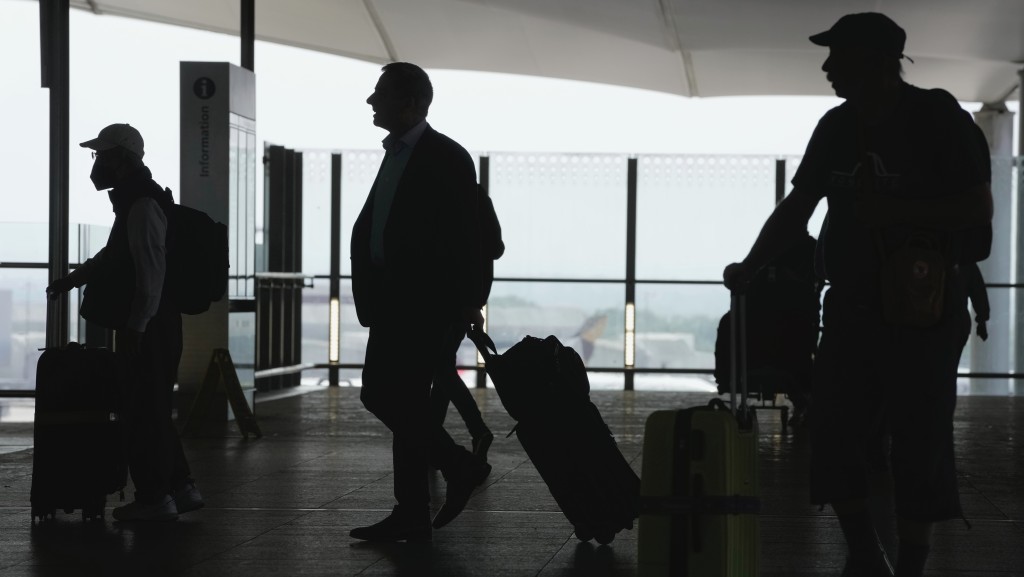 5國旅客即日起取消免簽證入境英國。圖為希斯路機場。 美聯社