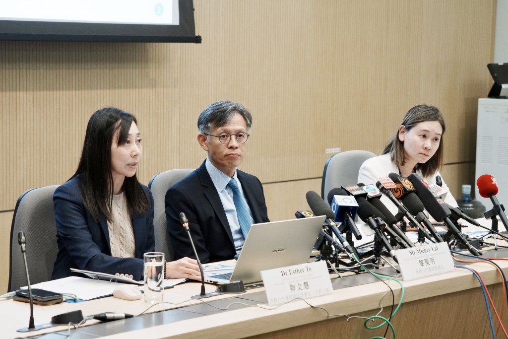 左起： 漁護署助理署長（郊野公園）陶文慧、漁護署署長黎堅明、 環境及生態局副秘書長（環境）譚卓姿。