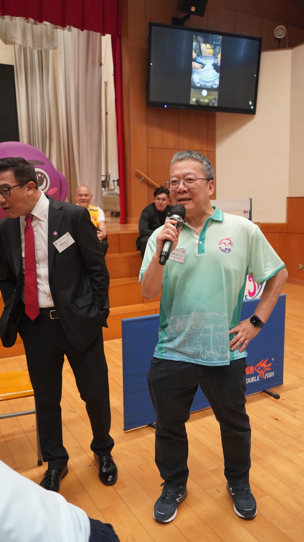 屯門區少年警訊名譽會長會主席汪敦敬發號司令。