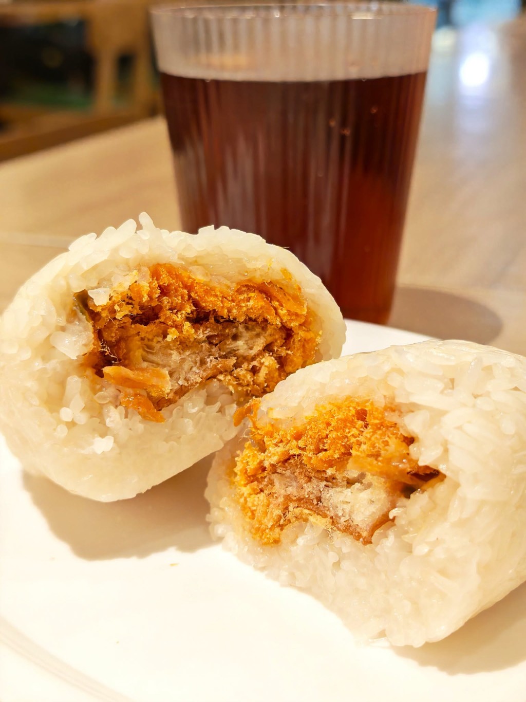 最近銀杏冰室推出了一款極具性價比的古早味小食——榨菜肉鬆粢飯，每件僅售$8，全日供應。