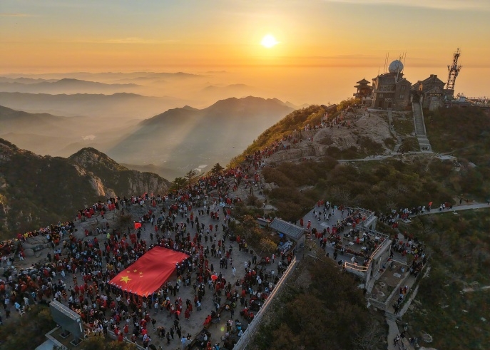 “五一”黄金周泰山挤爆，两万人争睹日出与国旗同框。 泰山日报
