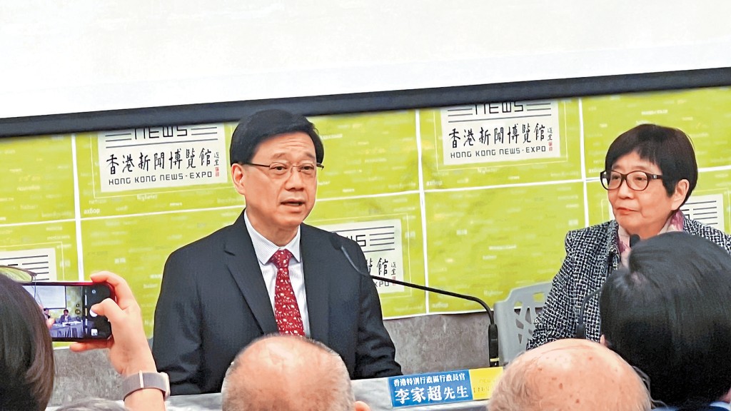 李家超昨日出席新聞博覽館5周年座談會時,指每名港人必然住在18區當中,必然會受區議會選舉影響。