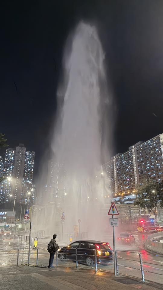 水柱離遠清晰可見，街坊嘖嘖稱奇。Allie Fok@黃大仙區友