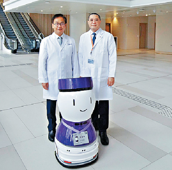 ■中大醫院設帶路機械人。
