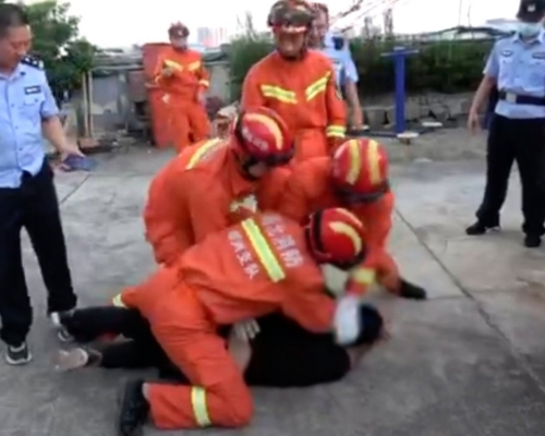 男子欲輕生被救後毆打消防員，消防員將其制伏。(網圖)