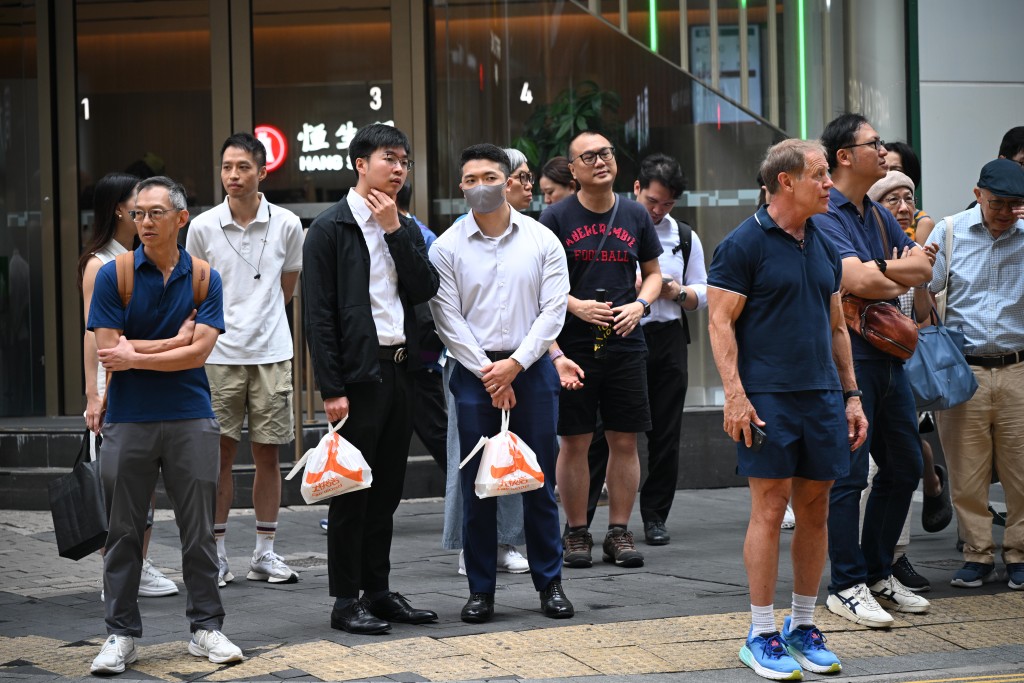 午後大批打工仔提早放工趕回家。