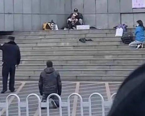 藍衣女記者與劫匪保持溝通，而一名警員亦曾在場下跪，希望可以交換人質。網圖