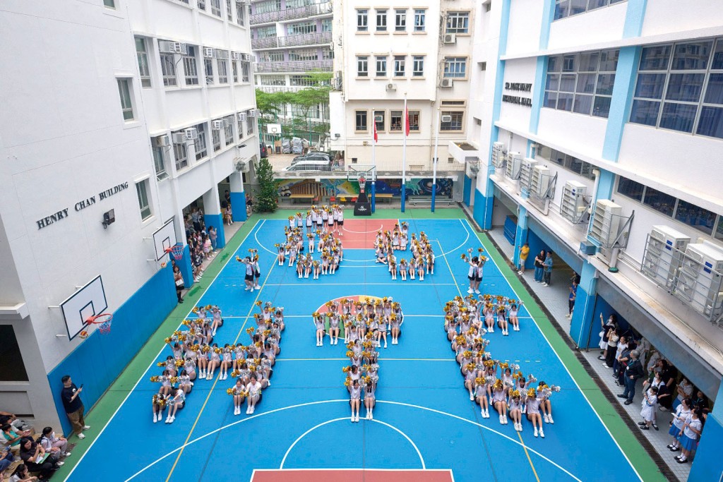 上智學生砌出 60 與 HTC 字樣慶祝學校鑽禧紀念。