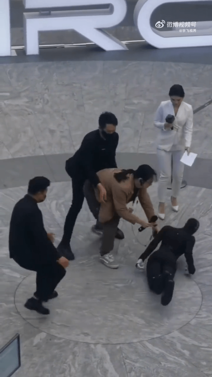 機械人IRON失去平衡摔在地上。 機械人IRON失去平衡摔在地上。