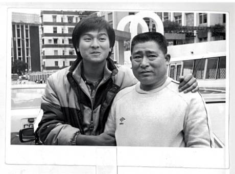 年青時的劉德華與父親合照。