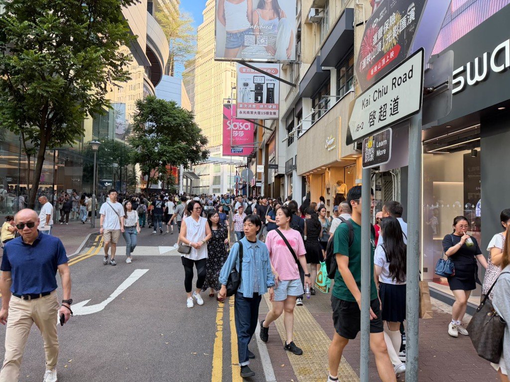 《星島頭條》記者今日前銅鑼灣視察，發現在云云旅客中都有不少港人的身影。