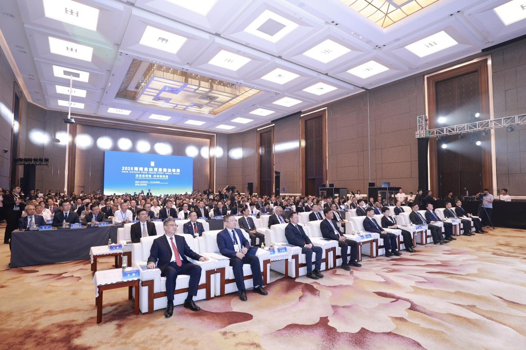律政司副司長張國鈞今日(16日)在海口出席「2025海南自由貿易港法律周」開幕式。張國鈞FB圖片 律政司副司長張國鈞今日(16日)在海口出席「2025海南自由貿易港法律周」開幕式。張國鈞FB圖片