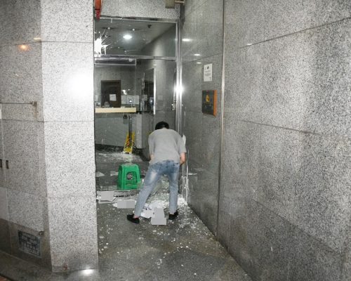 旺角商廈遭爆門淋白油。