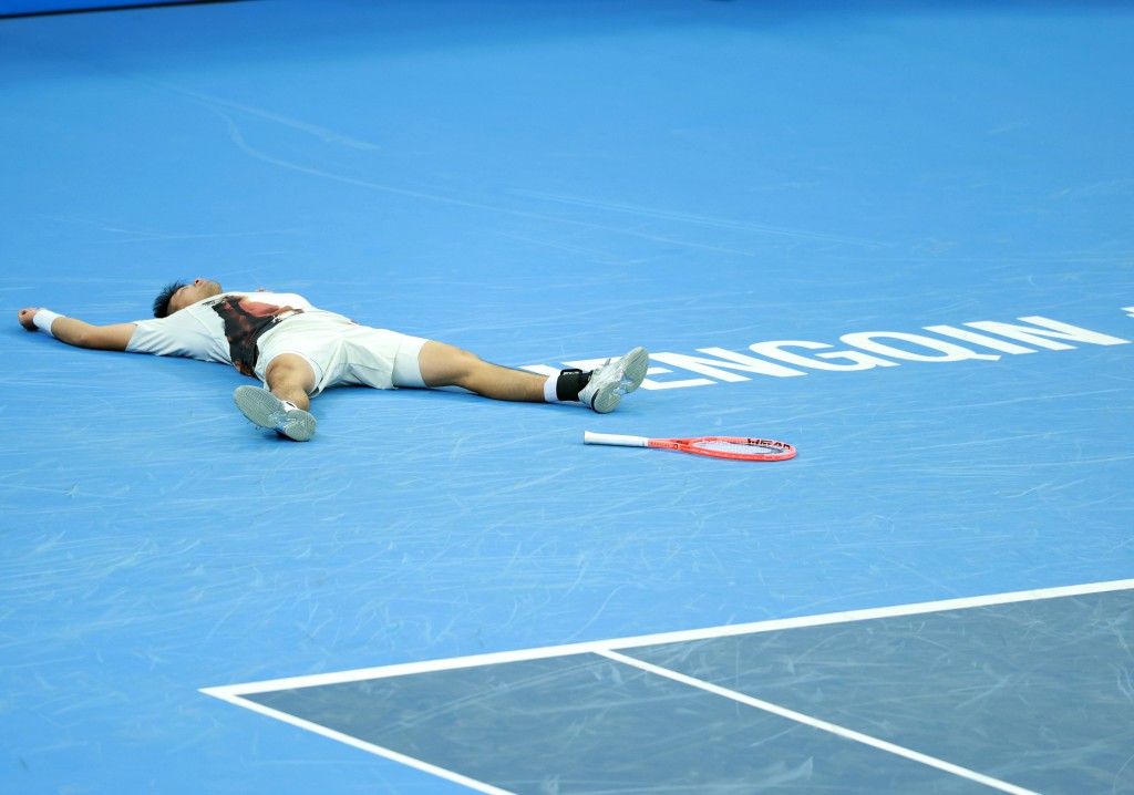 吴易昺艰难取胜。新华社