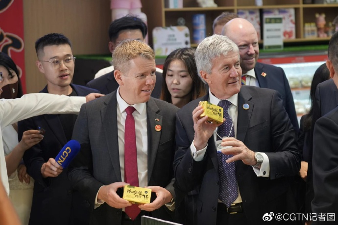 纽西兰总理希普金斯在天津逛超市看进口纽西兰奶制品。 CGTN