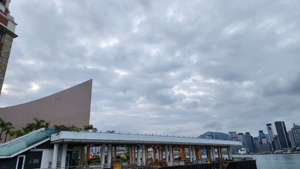 本港地區今日大致多雲，早晚有一兩陣雨。黎志偉攝