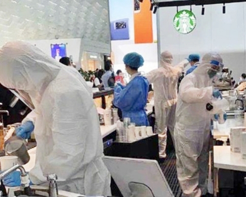 深圳機場星巴克多名員工穿著防護衣沖咖啡。網圖