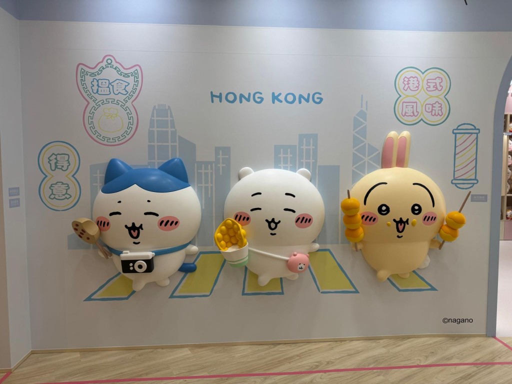  CHIIKAWA SHOP全港首間常設店登陸旺角！吉伊卡哇、小八及兔兔手拿港式小食雞蛋仔、魚蛋過馬路，好cute呀！ （圖片來源：《親子王》）