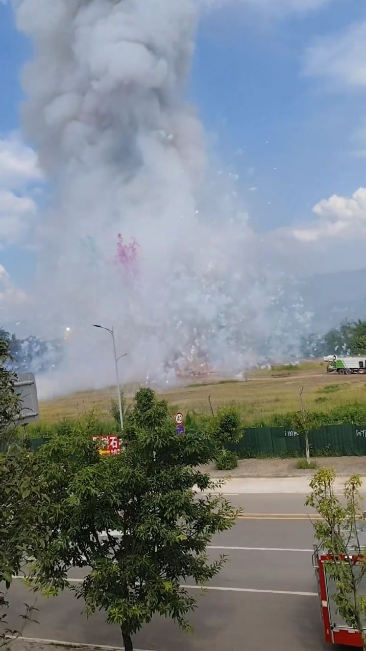 江蘇連雲港銷毀非法煙花時突爆炸，隔籬市570戶牆裂玻璃碎。