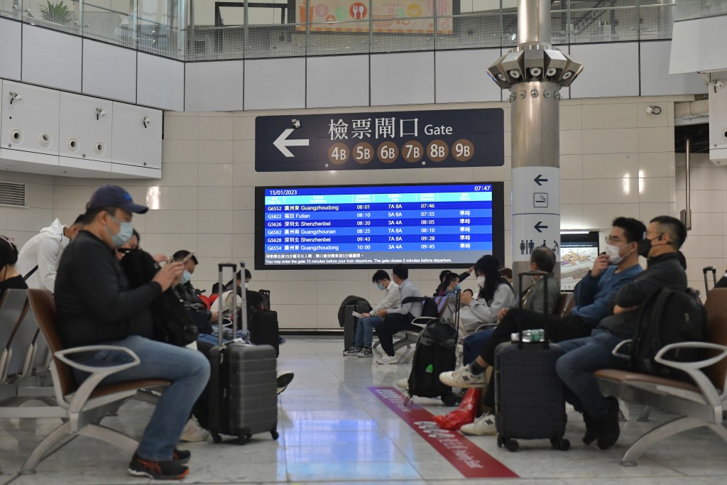 由香港开往广州东的列车，上午约8时由西九开出。候车大堂有大批市民等待。（陈极彰摄）