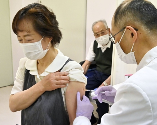 日本今日起為65歲以上的民眾接種輝瑞疫苗。AP
