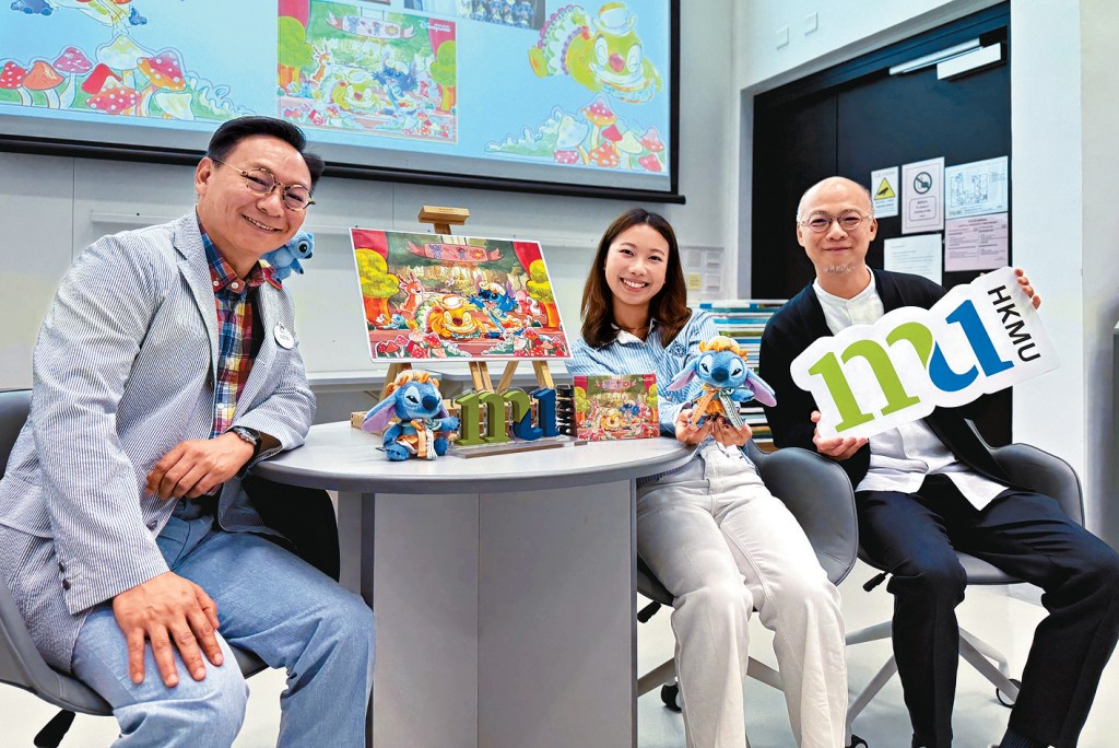 唐沁愉（中）實習期間設計的「春日史迪仔」商品在樂園大受歡迎，令她感到鼓舞。旁為陳偉賢（左）及黃永康。
