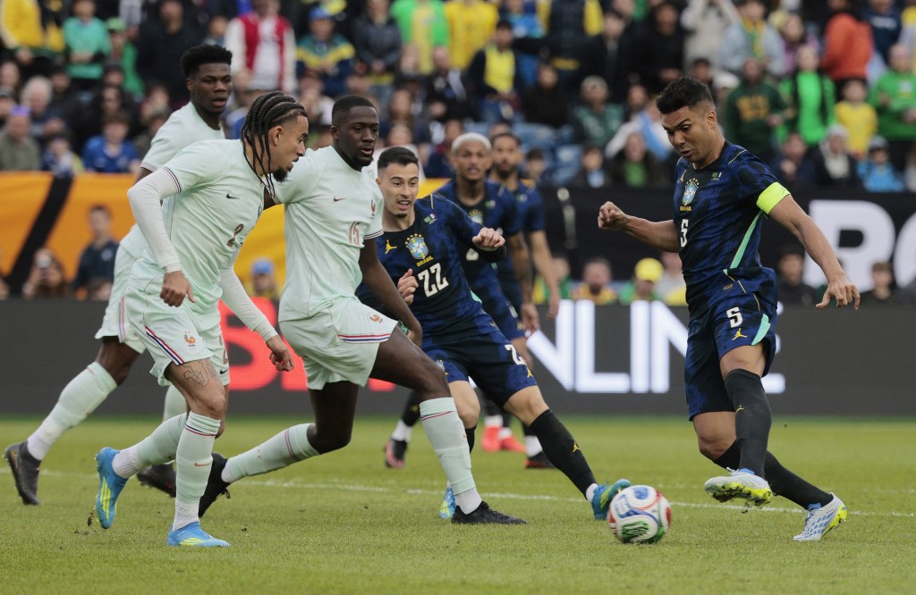 卡斯米路在巴西對法國的友賽後，表示不會改變離開曼聯的決定。路透社