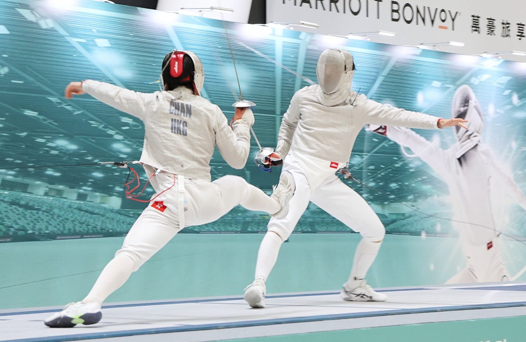 思朗(右)及樂熹(左)更現打了一局15分的友誼賽。徐嘉華攝