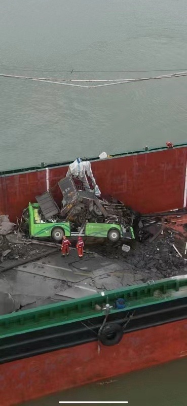 網傳照片可見，被打撈出水車輛損毀嚴重，如同廢鐵。網圖  ​