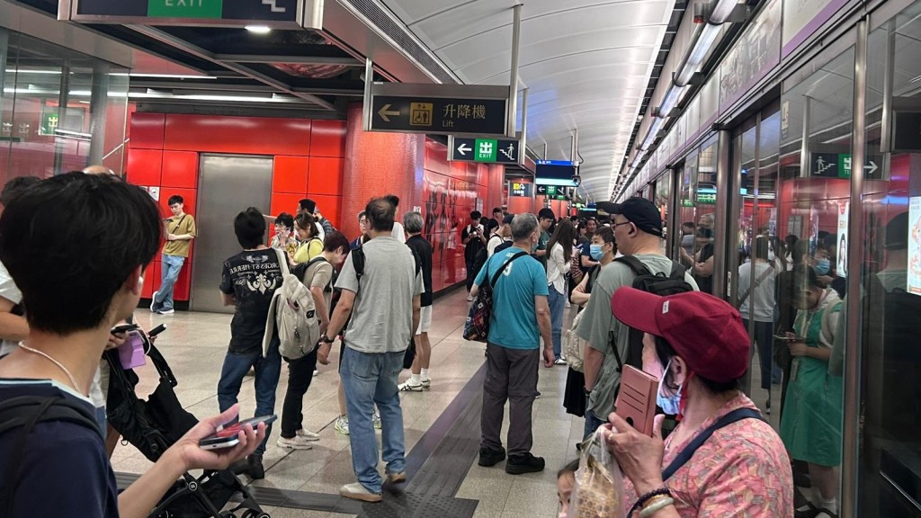 不少乘客滯留月台及票務大堂,以等候最新車務安排。讀者提供 不少乘客滯留月台及票務大堂,以等候最新車務安排。讀者提供