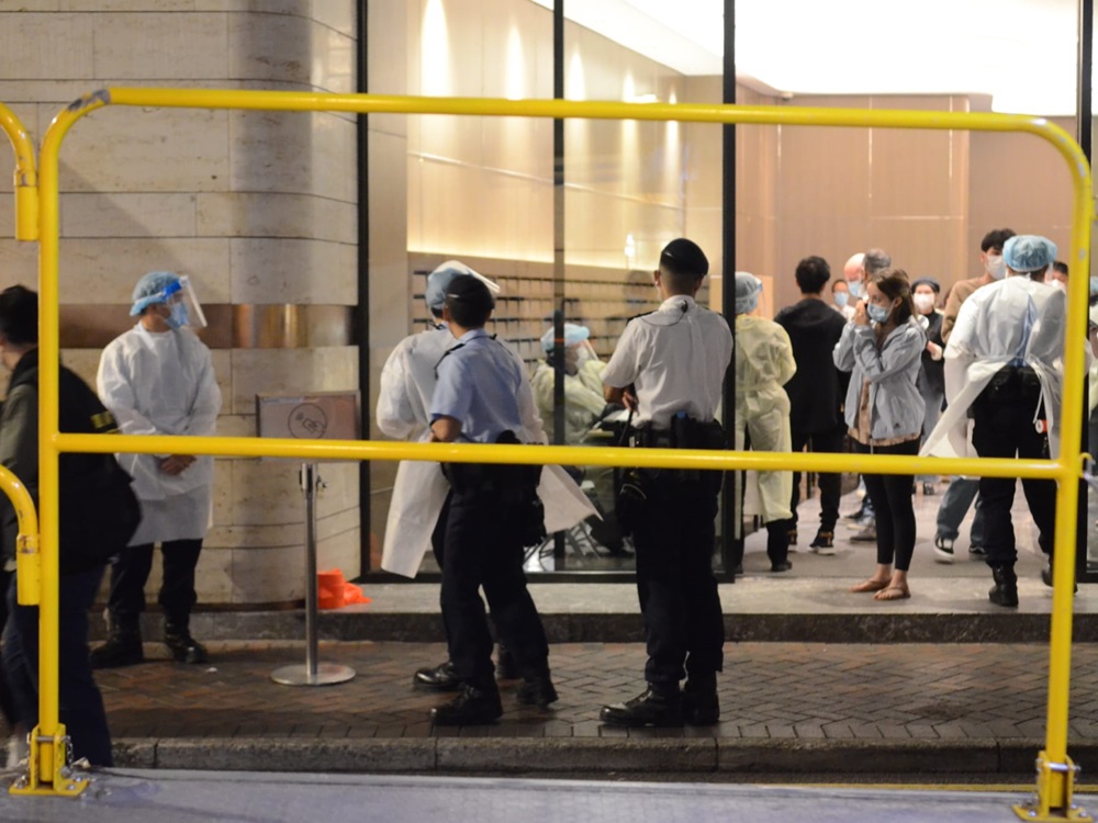 工作人員在大廈內為住戶登記及進行檢測。