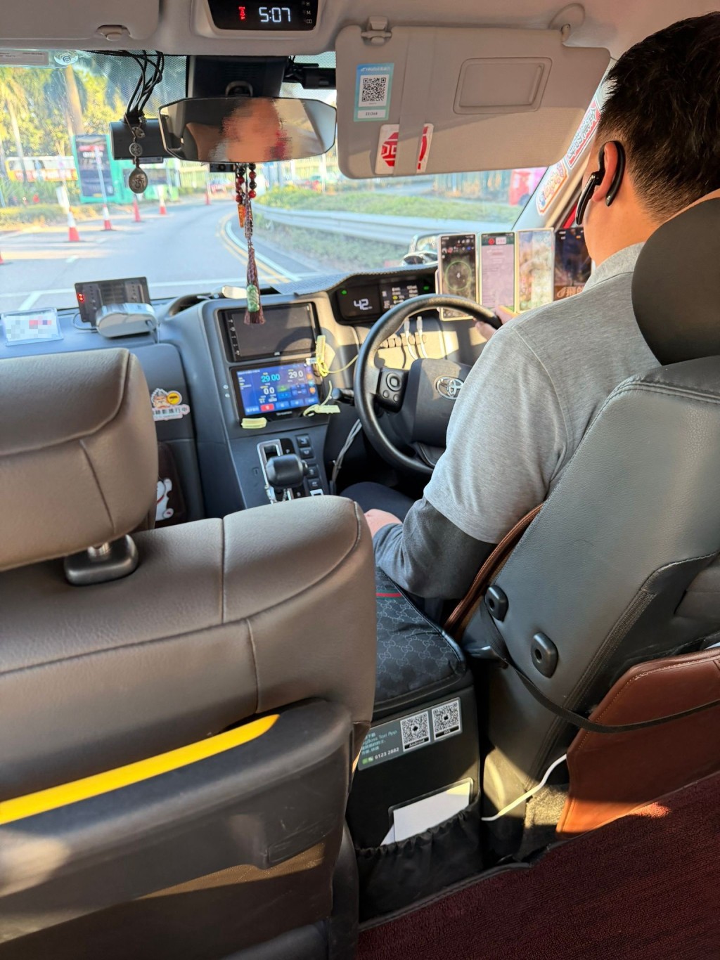 警方在深圳灣香港口岸「放蛇」,發現兩名的士司機涉嫌違例,包括「招攬乘客」、「駕駛時放置多於兩部流動電訊裝置」、「沒有展示的士司機證」及「未經授權使用車隊的士停車處」。警方提供 警方在深圳灣香港口岸「放蛇」,發現兩名的士司機涉嫌違例,包括「招攬乘客」、「駕駛時放置多於兩部流動電訊裝置」、「沒有展示的士司機證」及「未經授權使用車隊的士停車處」。警方提供