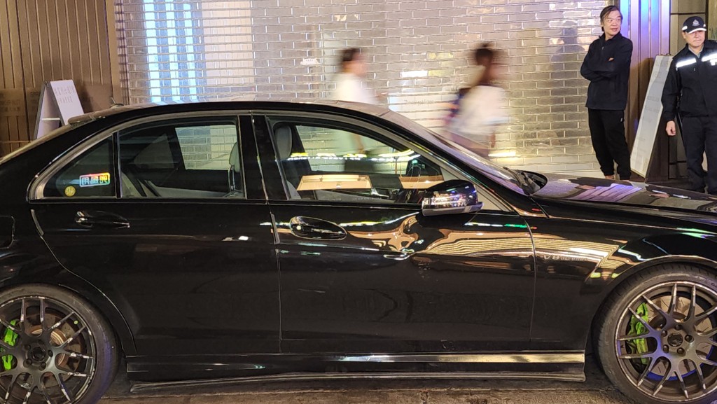 警方在車內檢獲一批依托咪酯毒品。