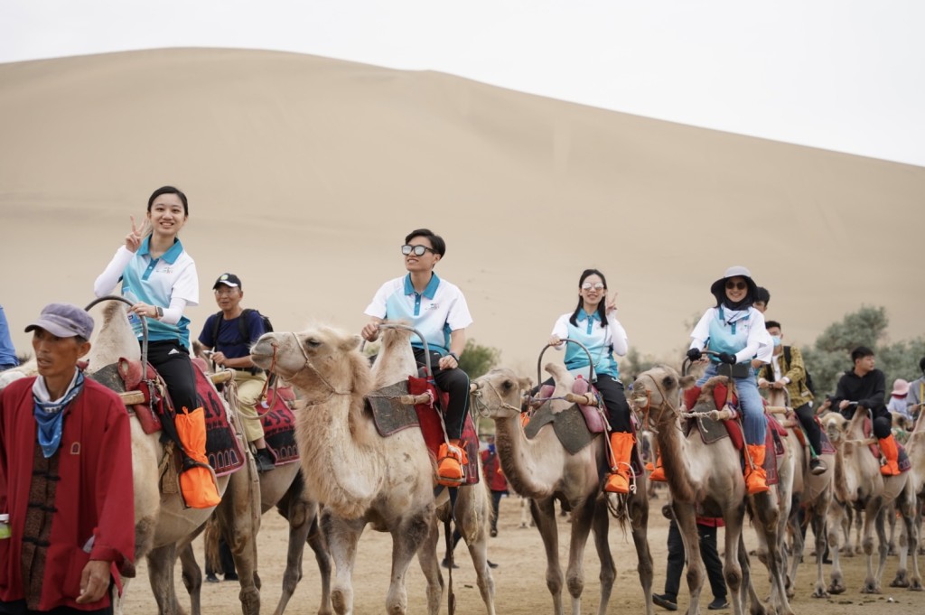 「Customs YES」团员骑骆驼前往鸣沙山月牙泉，欣赏国家沙漠景观。