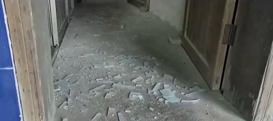 远处建筑物的玻璃亦被震碎。央视截图