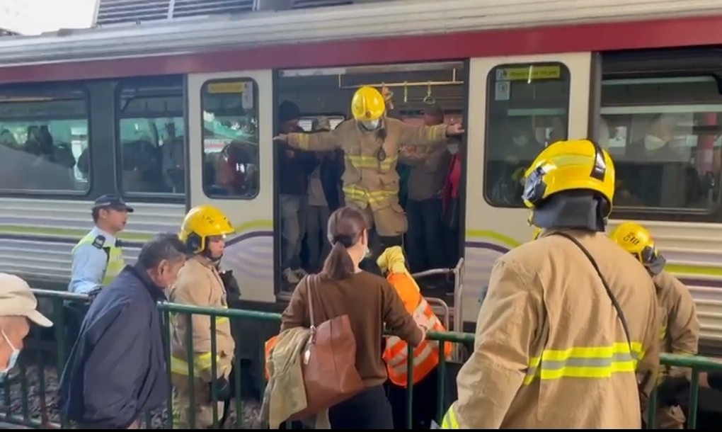 消防协助疏散乘客。