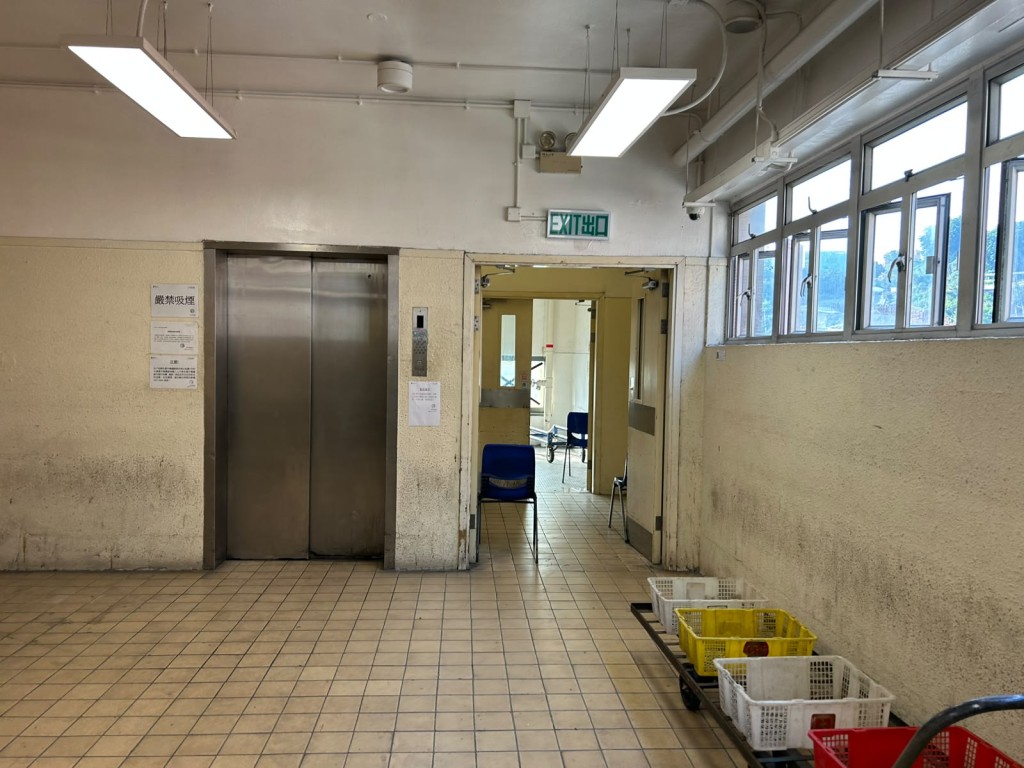 殯儀館部份樓層窗戶盡開加強通風。 殯儀館部份樓層窗戶盡開加強通風。