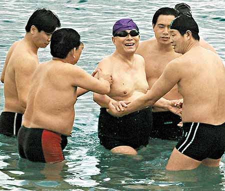 江澤民也喜歡游泳。