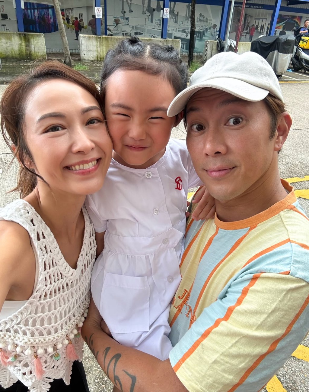 湯怡與麥秋成一同送女兒「麥QQ」返學。