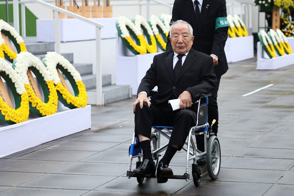 一名93歲原爆倖存者坐輪椅出席儀式。路透社