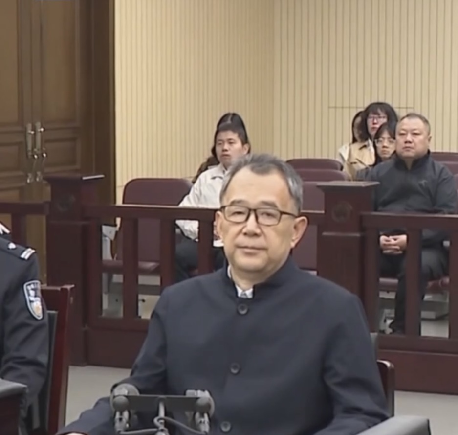 孙志刚身穿深色中山装迈著稳重步伐进入法院，神情冷静地听取判刑。