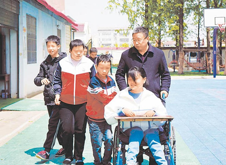 刘爱业和他的学生在一起。